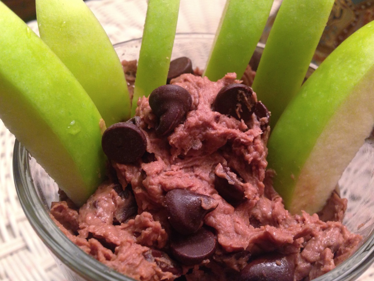 DOUBLE FUDGE CHIP HUMMUS WITH APPLES
